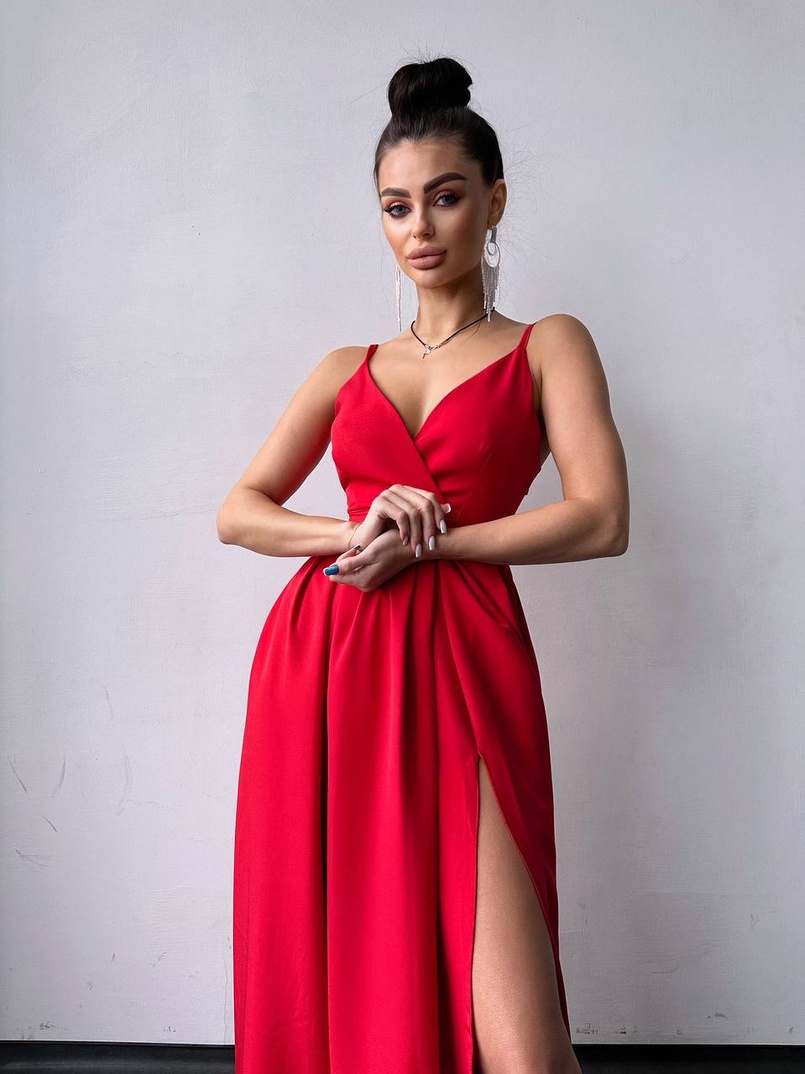 Сукня максі на тонких бретелях з розрізом на спідниці  Сукня максі на тонких бретелях з розрізом на спідниці  | PUSHKA SHOP