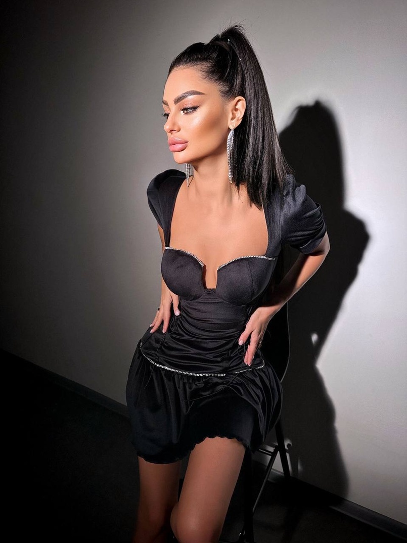 Оксамитова сукня , декорована стразами  зі шнурівкою з боків  Оксамитова сукня , декорована стразами  зі шнурівкою з боків  | PUSHKA SHOP