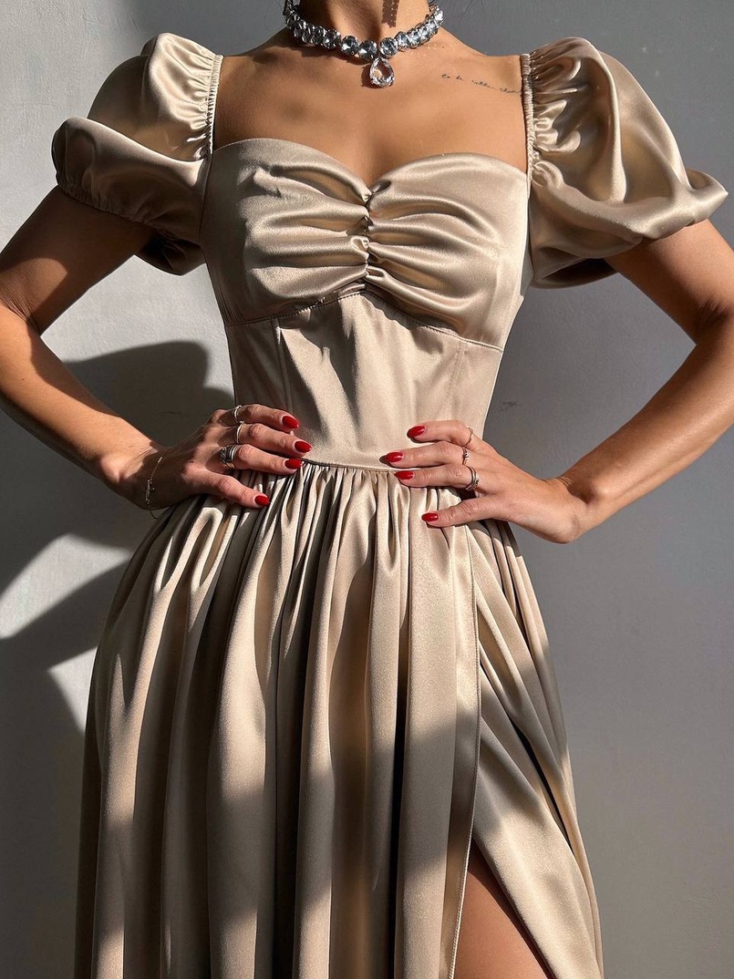 Атласна сукня максі із розрізом на спідниці Атласна сукня максі із розрізом на спідниці | PUSHKA SHOP