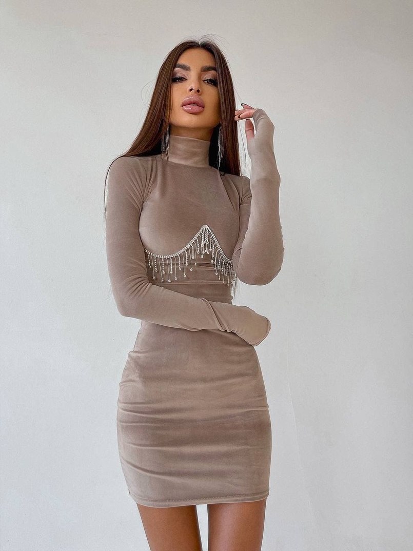 Оксамитова сукня з відкритою спинкою, декорована бахромою зі страз Оксамитова сукня з відкритою спинкою, декорована бахромою зі страз | PUSHKA SHOP