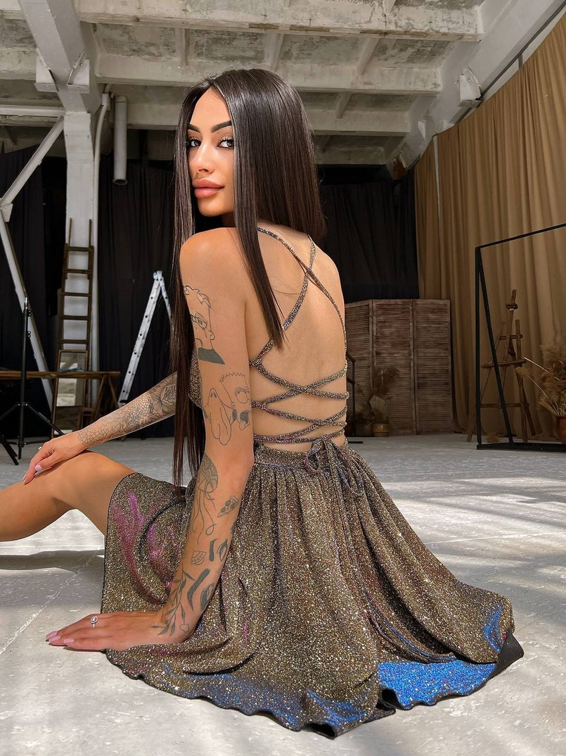 Блестящее платье с пышной юбкой и шнуровкой на спинке  Блестящее платье с пышной юбкой и шнуровкой на спинке  | PUSHKA SHOP