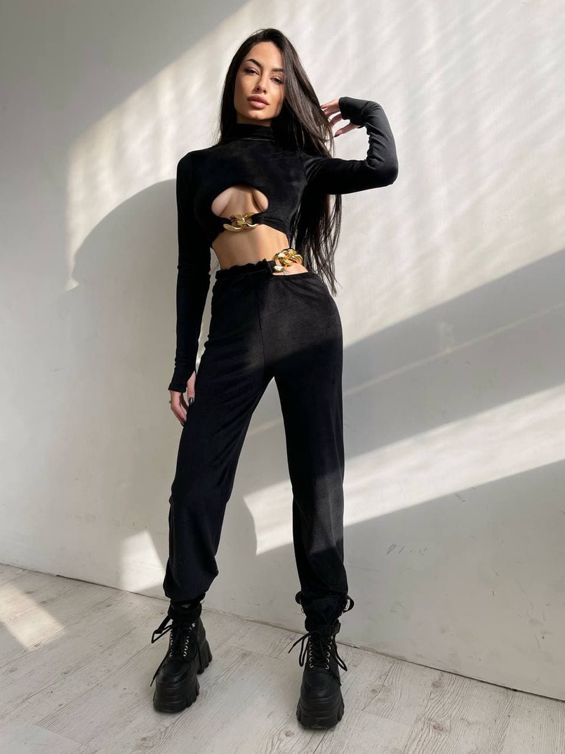 Велюровый костюм с цепями: топ + джоггеры  Велюровый костюм с цепями: топ + джоггеры  | PUSHKA SHOP