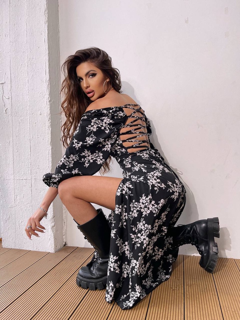 Квіткова сукня-міді зі шнурівкою на спинці та розрізом на ніжці Квіткова сукня-міді зі шнурівкою на спинці та розрізом на ніжці | PUSHKA SHOP