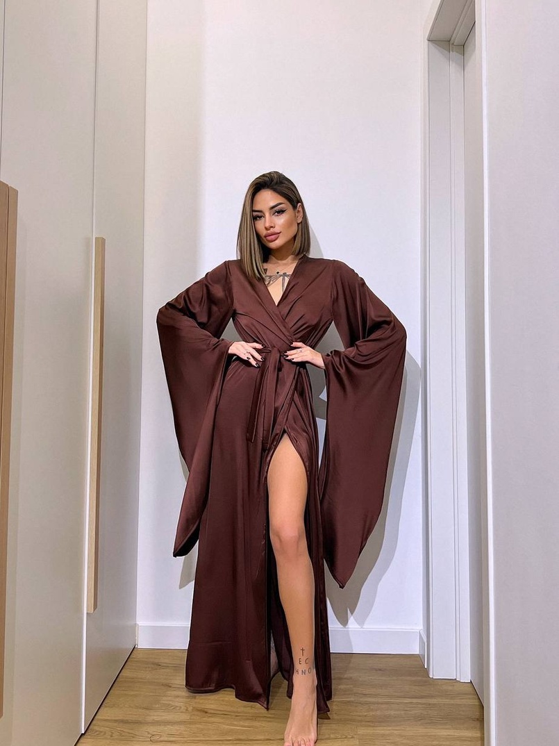 Шовковий халатик із розкльошеними рукавами Шовковий халатик із розкльошеними рукавами | PUSHKA SHOP