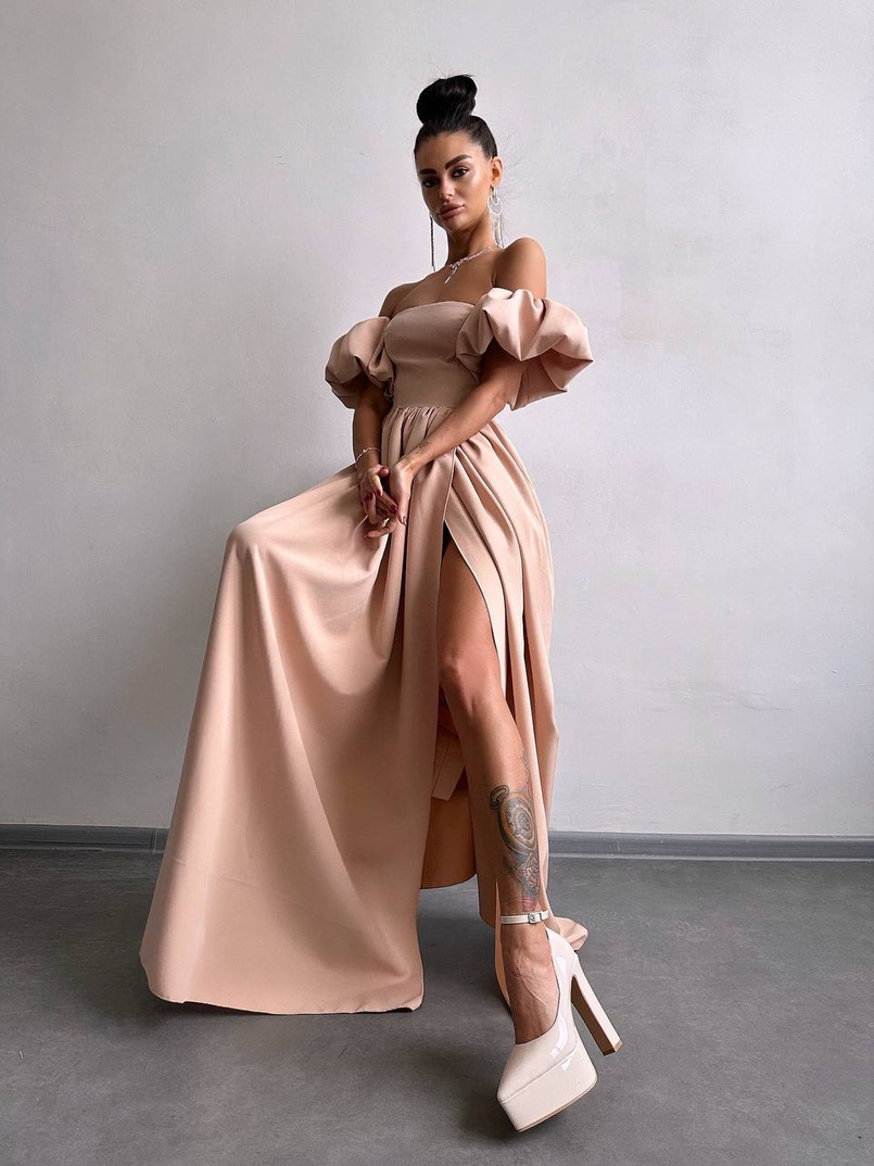 Сукня максі  з розрізом на спідниці та об’ємними рукавами  Сукня максі  з розрізом на спідниці та об’ємними рукавами  | PUSHKA SHOP