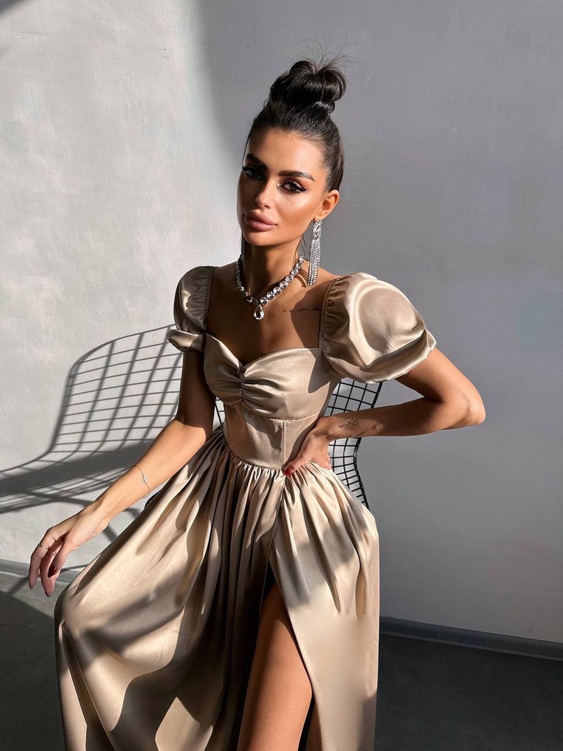 Атласна сукня максі із розрізом на спідниці Атласна сукня максі із розрізом на спідниці | PUSHKA SHOP