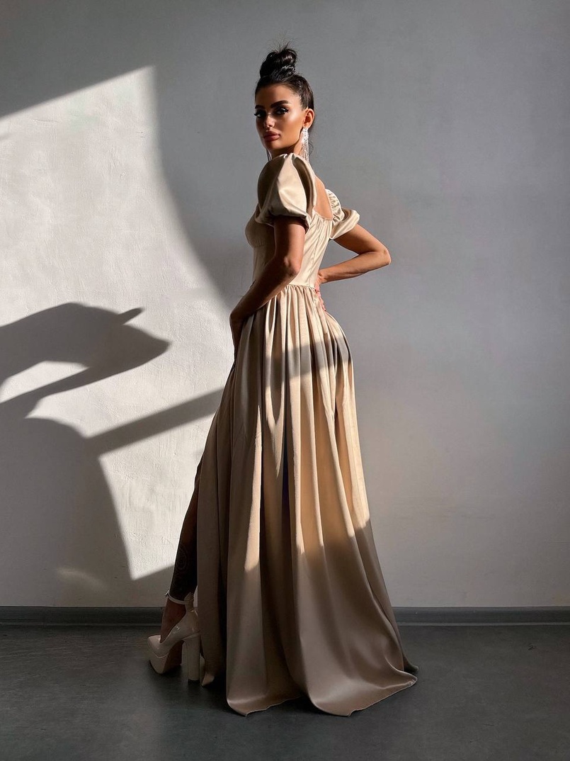 Атласна сукня максі із розрізом на спідниці Атласна сукня максі із розрізом на спідниці | PUSHKA SHOP