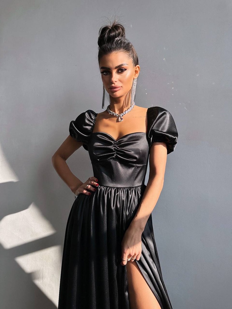 Атласна сукня максі із розрізом на спідниці Атласна сукня максі із розрізом на спідниці | PUSHKA SHOP