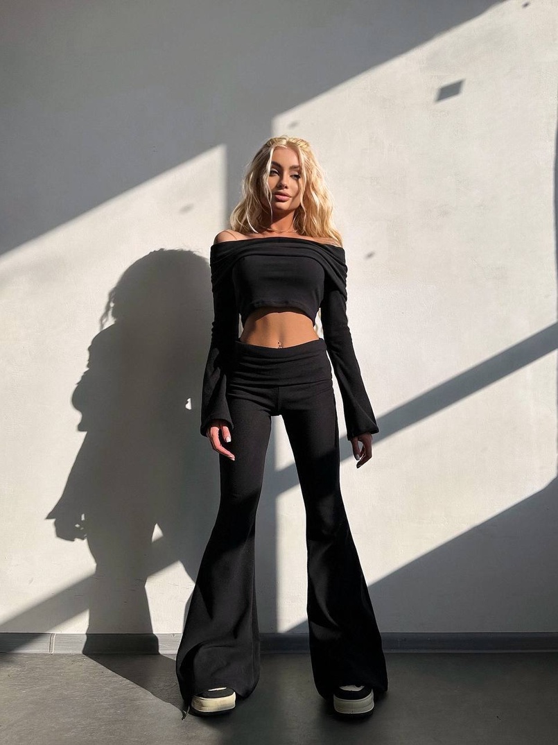 Трикотажний комплект: топ із хомутом + штани кльош Трикотажний комплект: топ із хомутом + штани кльош | PUSHKA SHOP