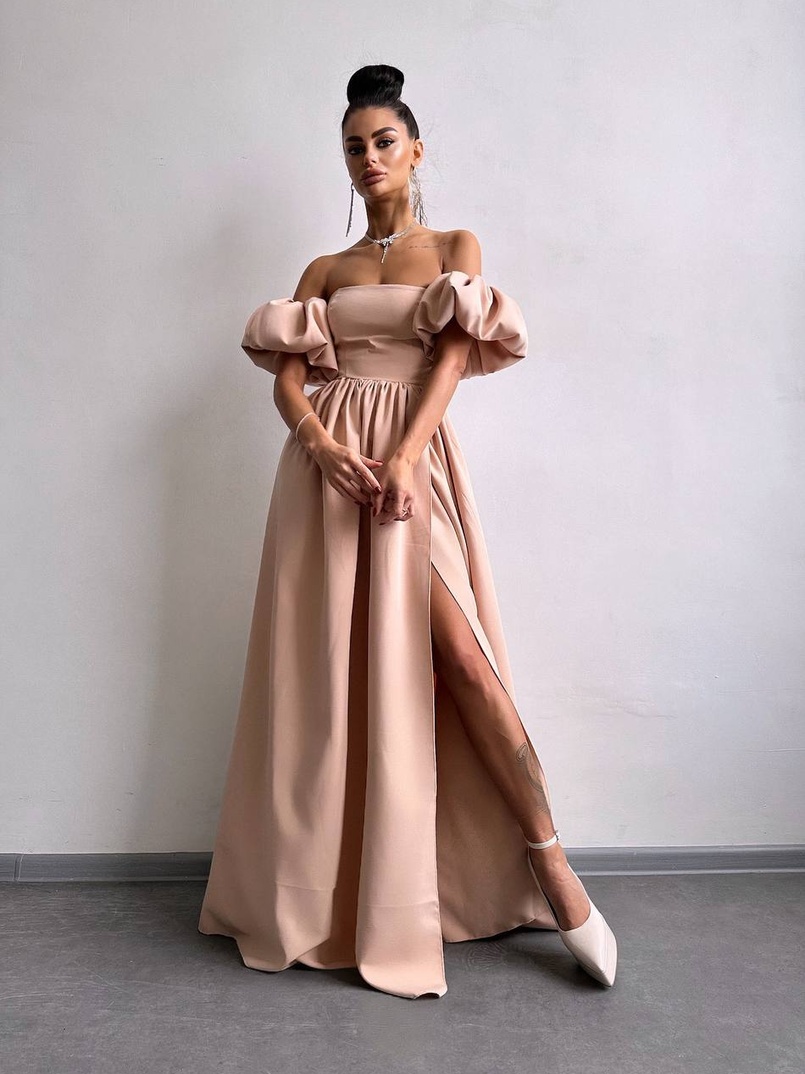 Сукня максі  з розрізом на спідниці та об’ємними рукавами  Сукня максі  з розрізом на спідниці та об’ємними рукавами  | PUSHKA SHOP