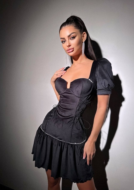 Оксамитова сукня , декорована стразами  зі шнурівкою з боків  | PUSHKA SHOP