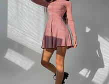 Приталенное трикотажное платье с высоким горлом Приталенное трикотажное платье с высоким горлом | PUSHKA SHOP