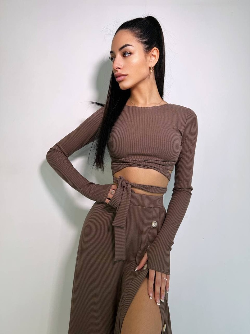 Трикотажный комплект: юбка  миди с разрезом + топ с завязками на талии  Трикотажный комплект: юбка  миди с разрезом + топ с завязками на талии  | PUSHKA SHOP