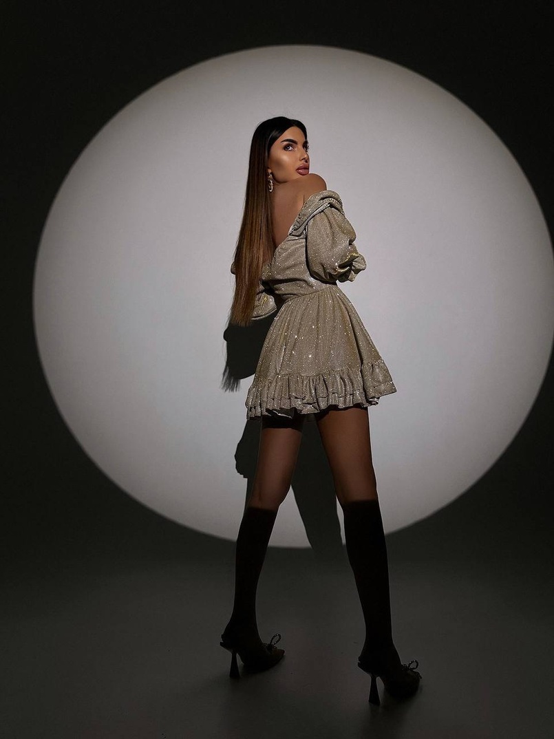 Блискуча сукня з чашечками та пишною спідницею Блискуча сукня з чашечками та пишною спідницею | PUSHKA SHOP