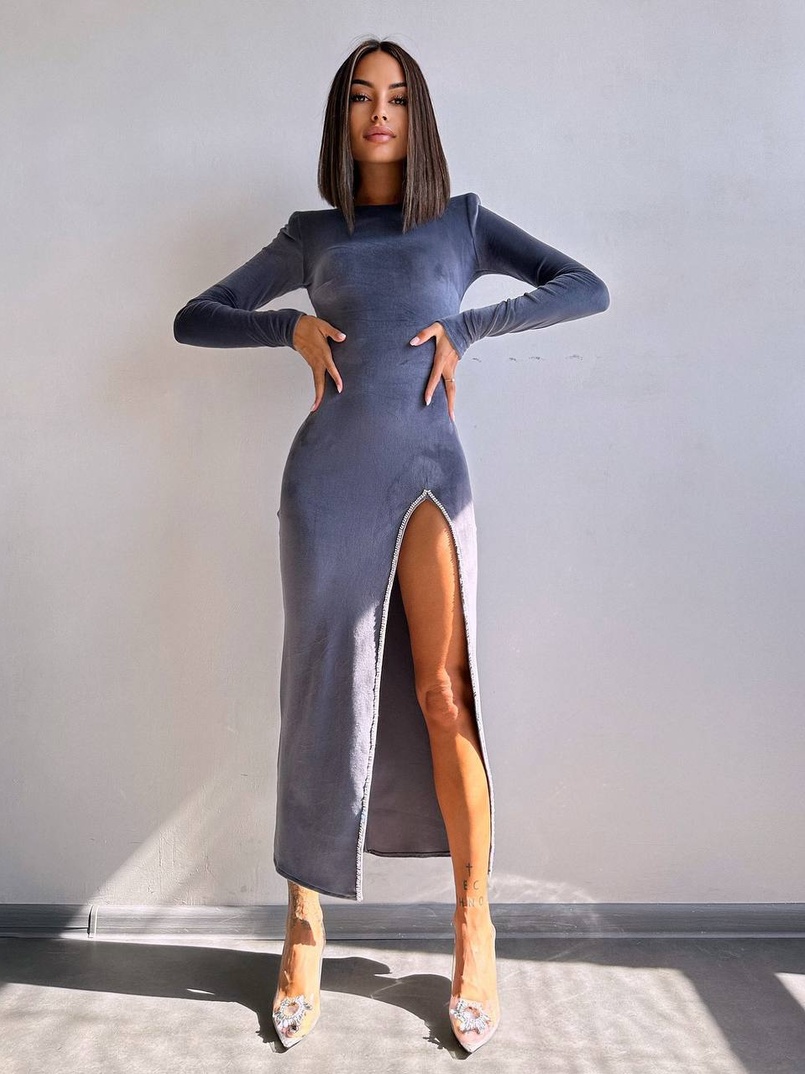 Оксамитова сукня з розрізом, декорована стразами. Оксамитова сукня з розрізом, декорована стразами. | PUSHKA SHOP