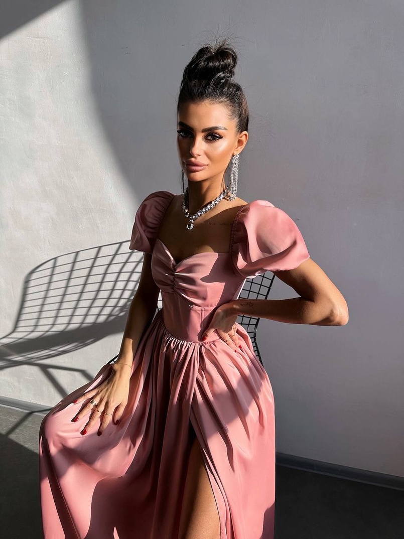 Атласна сукня максі із розрізом на спідниці Атласна сукня максі із розрізом на спідниці | PUSHKA SHOP