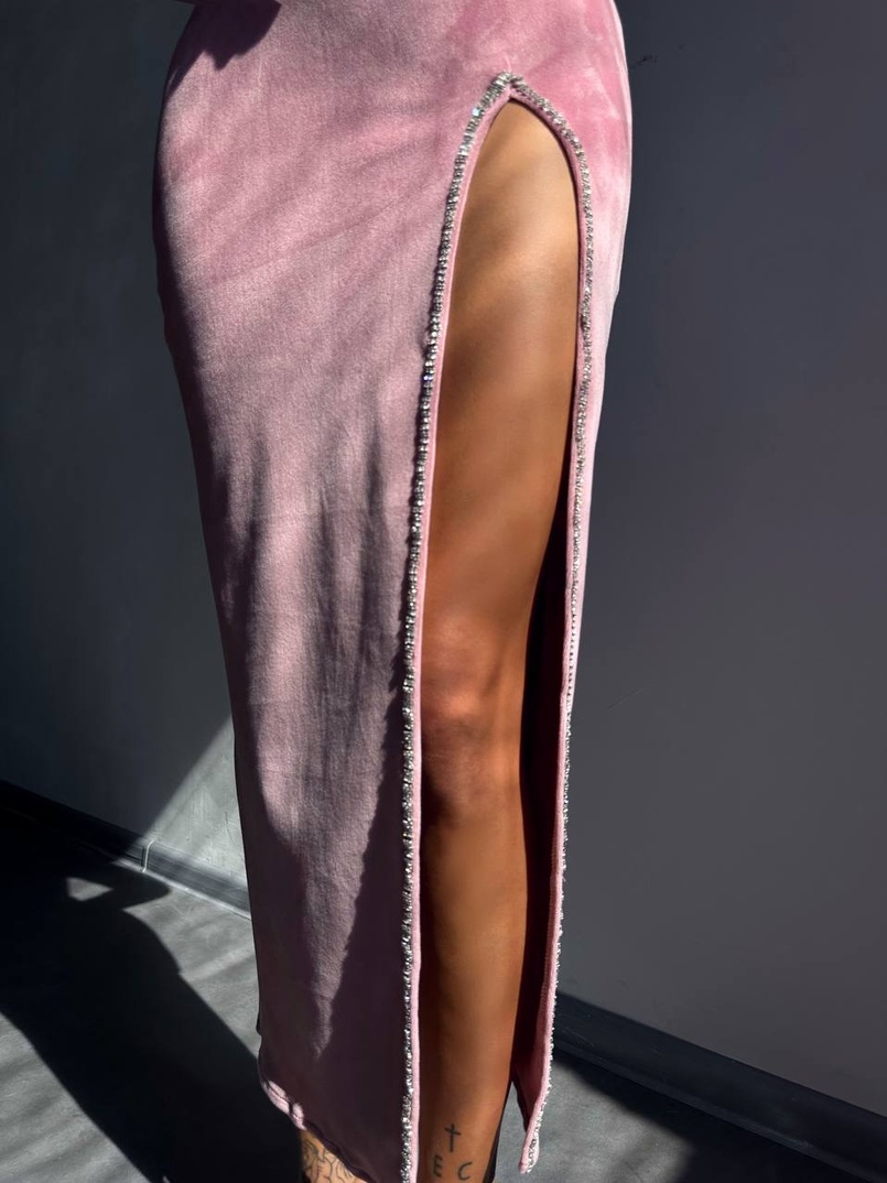 Оксамитова сукня з розрізом, декорована стразами. Оксамитова сукня з розрізом, декорована стразами. | PUSHKA SHOP