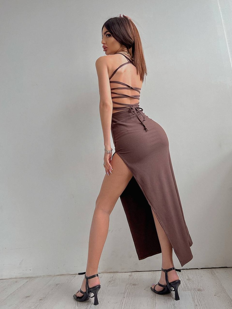 Трикотажное платье со шнуровкой на спинке и вырезом на ножке  Трикотажное платье со шнуровкой на спинке и вырезом на ножке  | PUSHKA SHOP