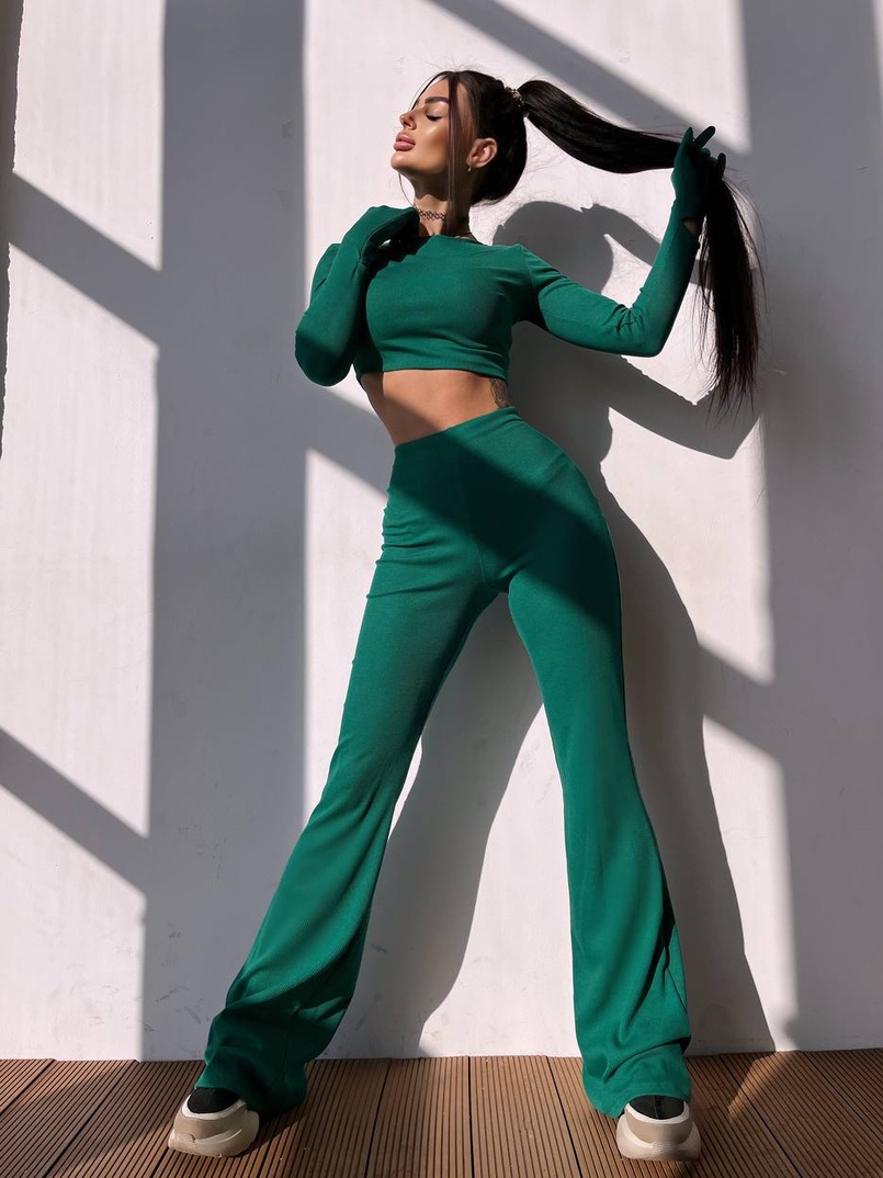 Комплект: штани кльош + топ з рукавичками та прорізами для рук Комплект: штани кльош + топ з рукавичками та прорізами для рук | PUSHKA SHOP