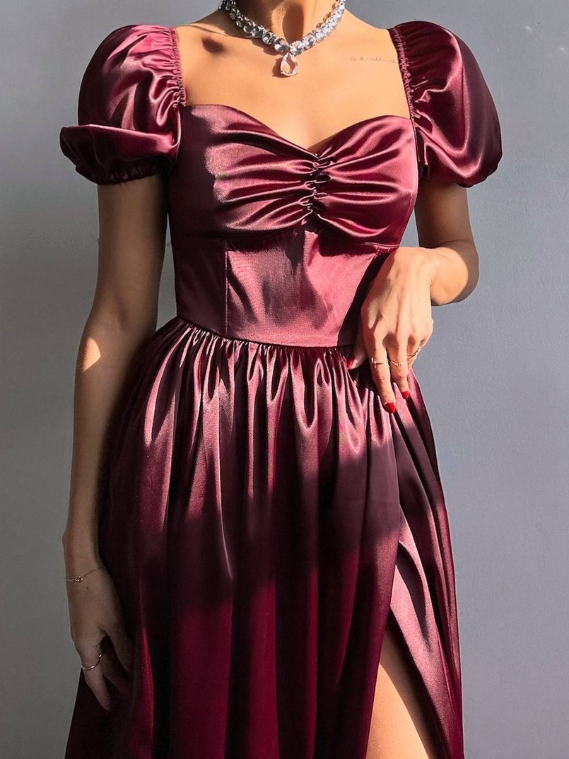 Атласна сукня максі із розрізом на спідниці Атласна сукня максі із розрізом на спідниці | PUSHKA SHOP