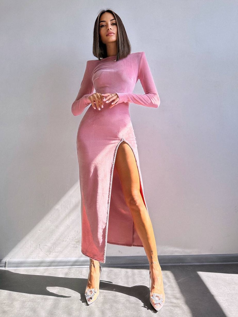 Оксамитова сукня з розрізом, декорована стразами. Оксамитова сукня з розрізом, декорована стразами. | PUSHKA SHOP