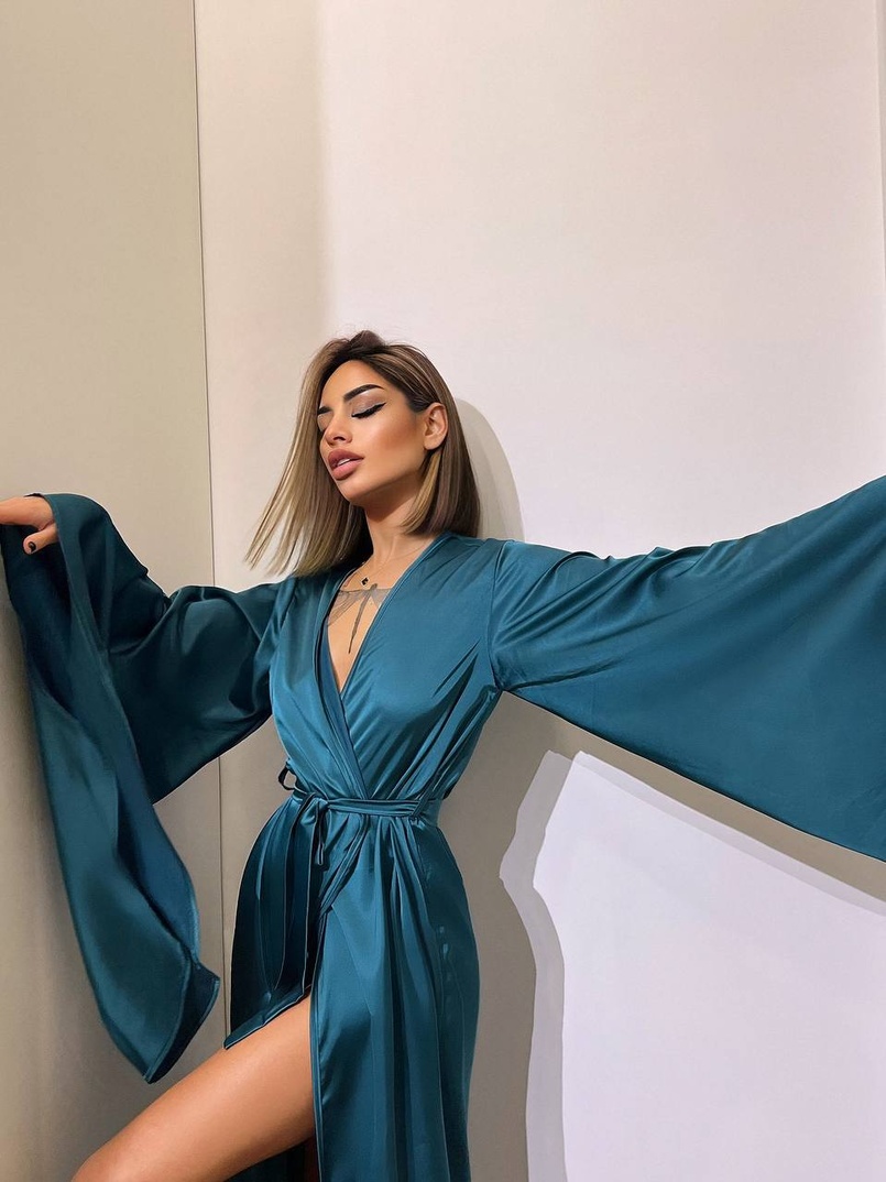 Шовковий халатик із розкльошеними рукавами Шовковий халатик із розкльошеними рукавами | PUSHKA SHOP