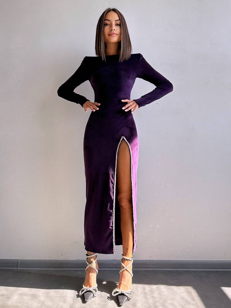 Оксамитова сукня з розрізом, декорована стразами. Оксамитова сукня з розрізом, декорована стразами. | PUSHKA SHOP