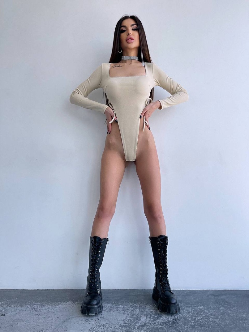 Трикотажне боді зі шнурівкою з боків, прикрашене стразами  Прикраса пришита. Ручна робота.  Трикотажне боді зі шнурівкою з боків, прикрашене стразами  Прикраса пришита. Ручна робота.  | PUSHKA SHOP