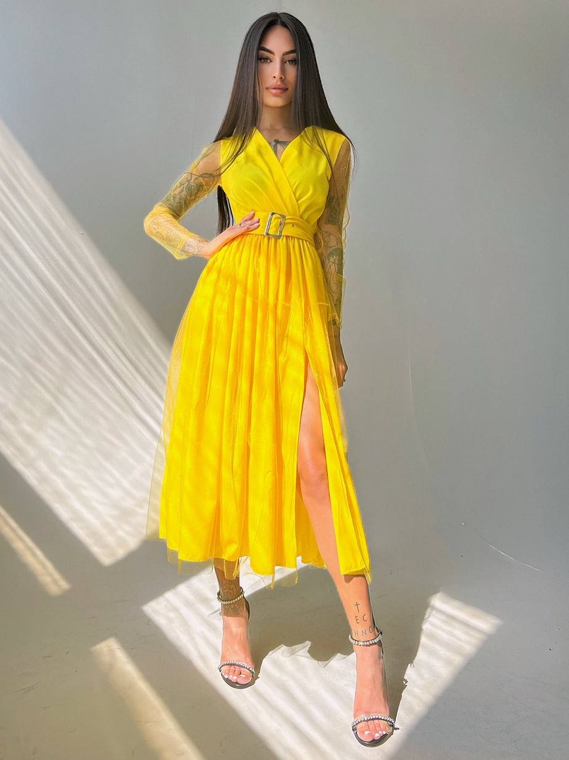 Блискуча сукня-міді із запахом на грудях і розрізом на спідниці з широким поясом  Блискуча сукня-міді із запахом на грудях і розрізом на спідниці з широким поясом  | PUSHKA SHOP