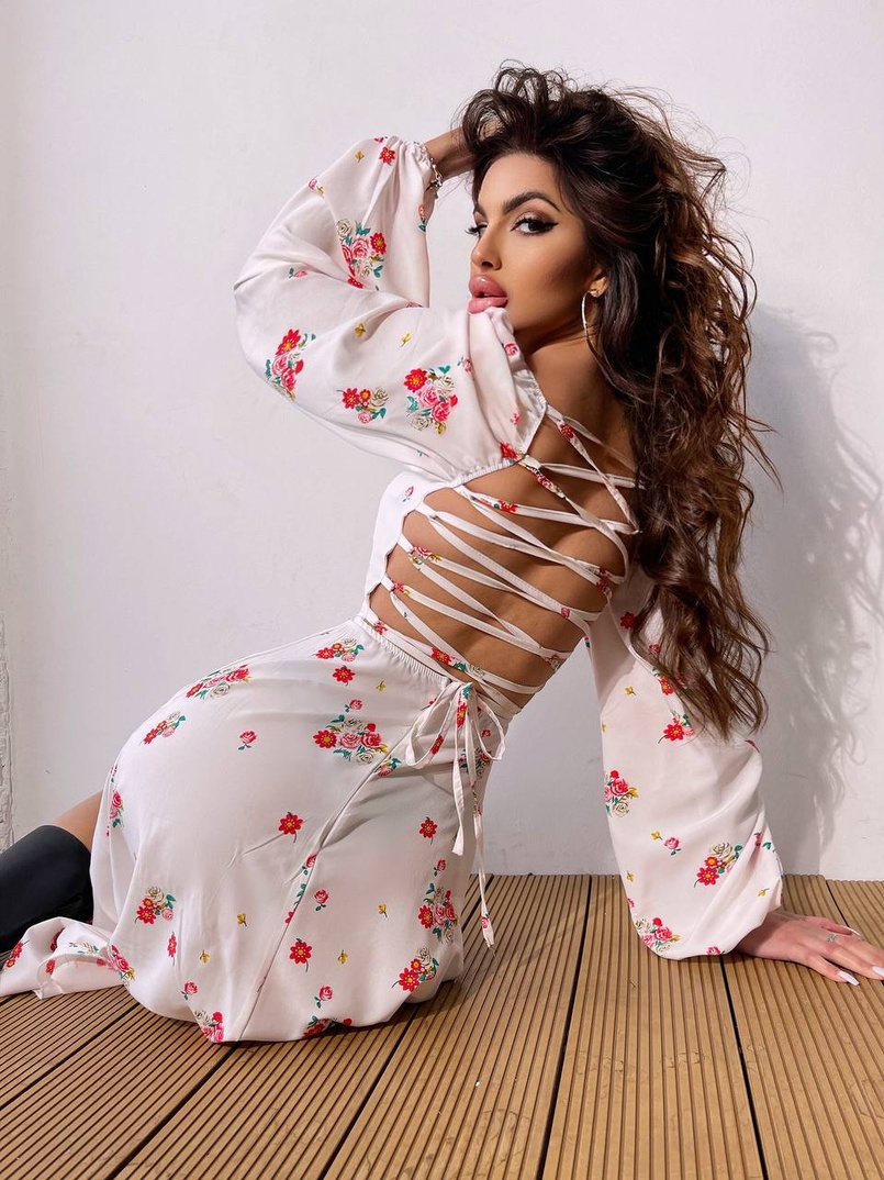 Квіткова сукня-міді зі шнурівкою на спинці та розрізом на ніжці Квіткова сукня-міді зі шнурівкою на спинці та розрізом на ніжці | PUSHKA SHOP