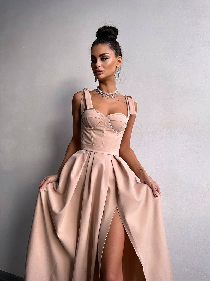 Сукня максі із чашечками та корсетним верхом Сукня максі із чашечками та корсетним верхом | PUSHKA SHOP