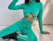 Велюровий костюм з ланцюжками: топ + джоггери Велюровий костюм з ланцюжками: топ + джоггери | PUSHKA SHOP