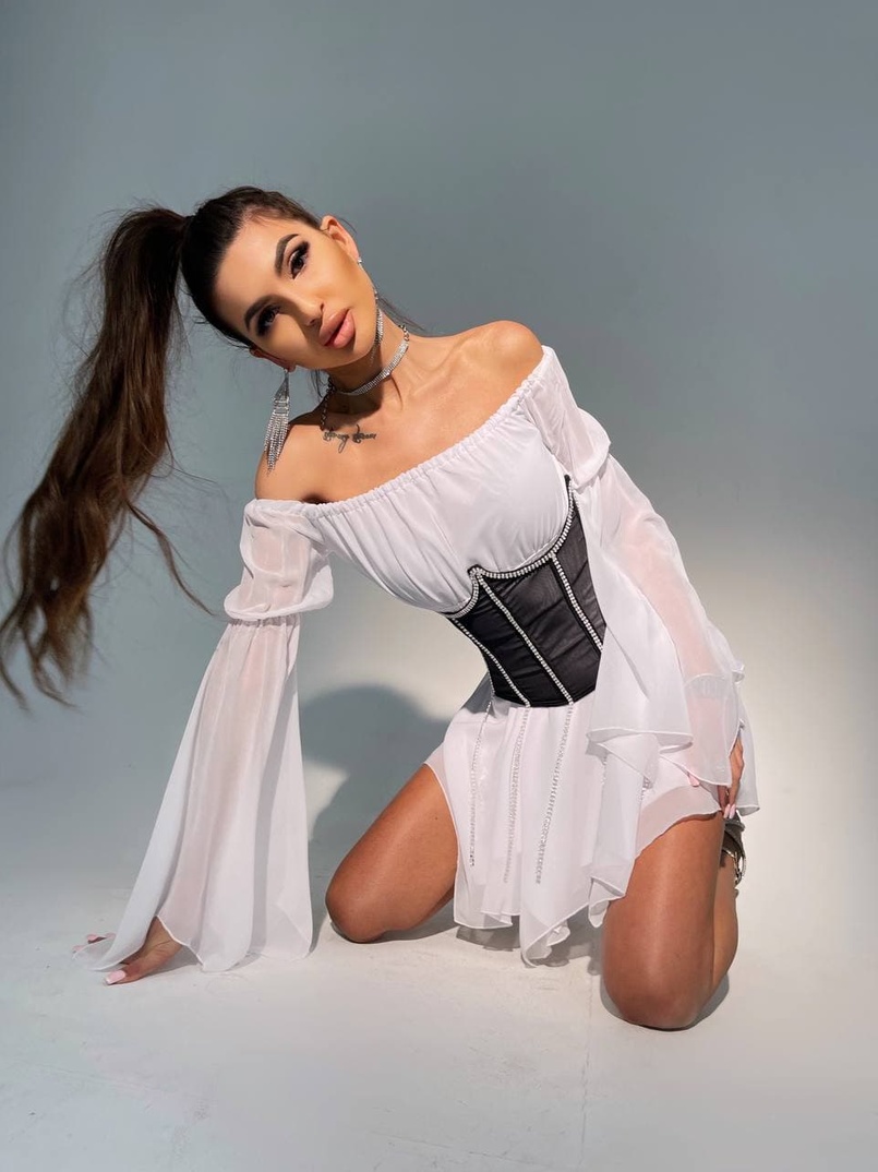 Шифоновое платье ассиметричного кроя с расклешенными рукавами + корсет декорированный стразами  | PUSHKA SHOP