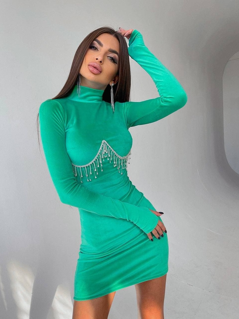 Оксамитова сукня з відкритою спинкою, декорована бахромою зі страз Оксамитова сукня з відкритою спинкою, декорована бахромою зі страз | PUSHKA SHOP