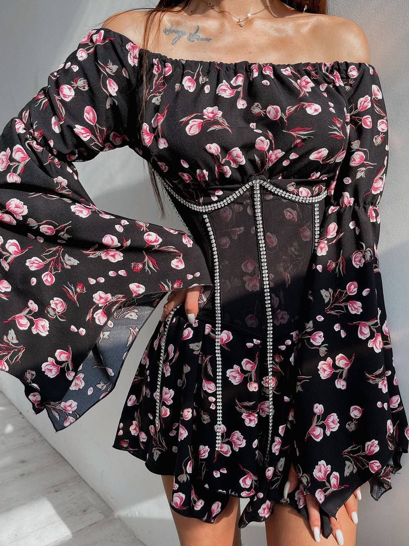 Платье  ассиметричного кроя с расклешенными рукавами + корсет декорированный стразами  Платье  ассиметричного кроя с расклешенными рукавами + корсет декорированный стразами  | PUSHKA SHOP