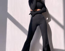 Комплект: штани кльош + топ з рукавичками та прорізами для рук Комплект: штани кльош + топ з рукавичками та прорізами для рук | PUSHKA SHOP