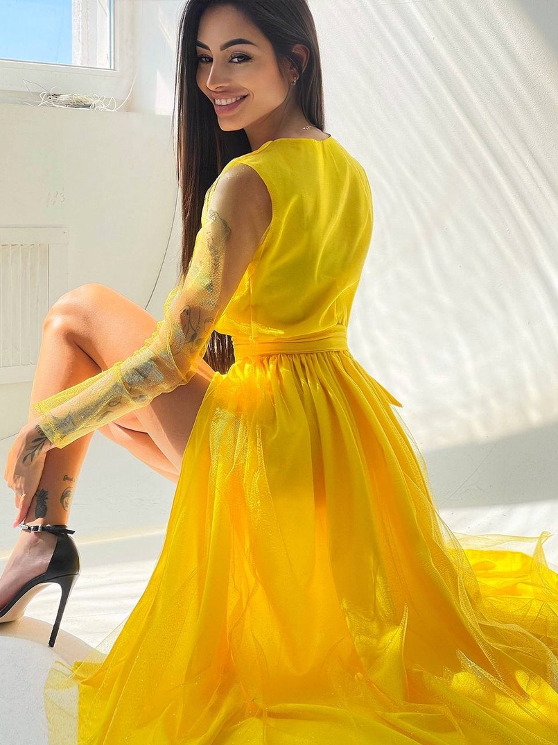 Блискуча сукня-міді із запахом на грудях і розрізом на спідниці з широким поясом  Блискуча сукня-міді із запахом на грудях і розрізом на спідниці з широким поясом  | PUSHKA SHOP