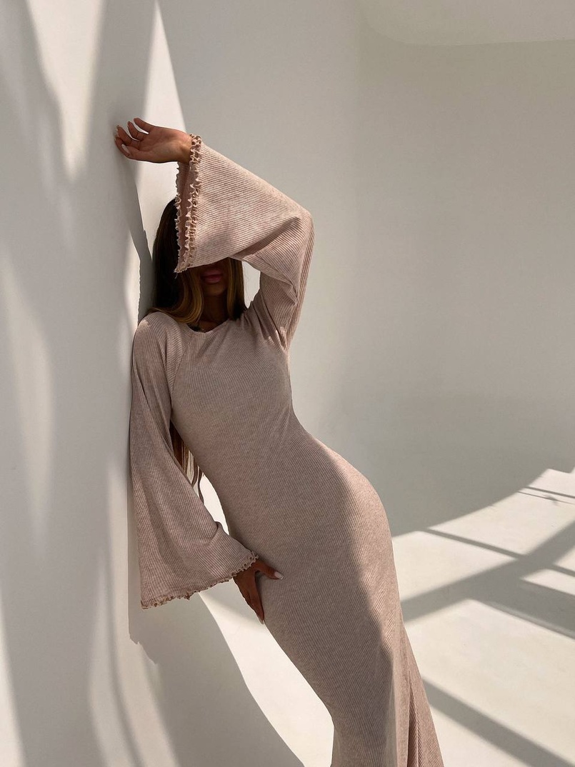 Трикотажна сукня максі з розкльошеними рукавами та відкритою спиною | PUSHKA SHOP