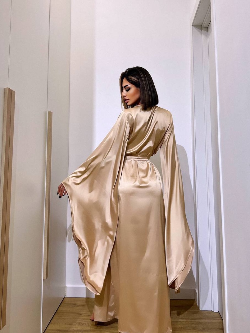 Шовковий халатик із розкльошеними рукавами Шовковий халатик із розкльошеними рукавами | PUSHKA SHOP