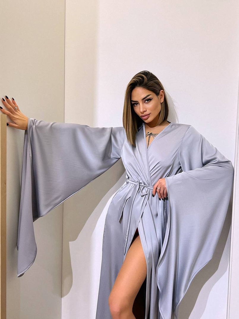 Шовковий халатик із розкльошеними рукавами Шовковий халатик із розкльошеними рукавами | PUSHKA SHOP