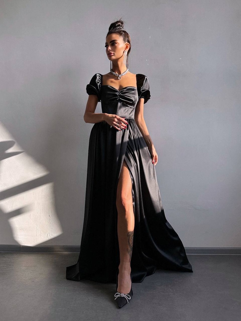 Атласна сукня максі із розрізом на спідниці Атласна сукня максі із розрізом на спідниці | PUSHKA SHOP