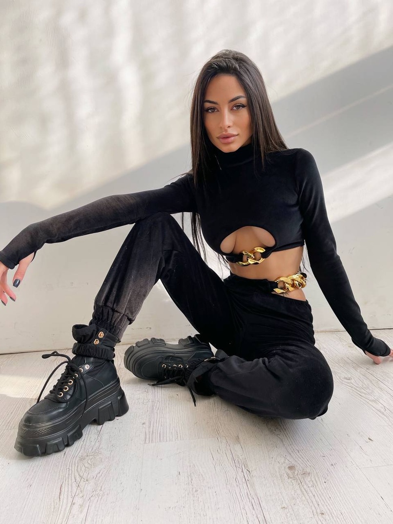 Велюровий костюм з ланцюжками: топ + джоггери Велюровий костюм з ланцюжками: топ + джоггери | PUSHKA SHOP