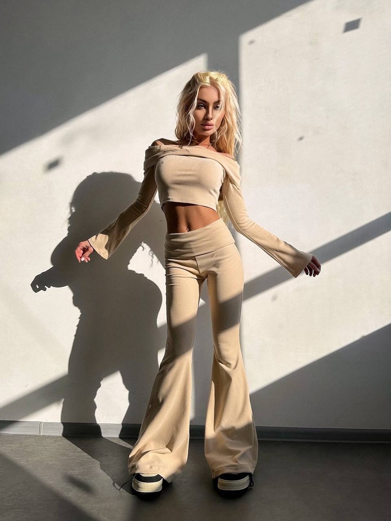 Трикотажний комплект: топ із хомутом + штани кльош Трикотажний комплект: топ із хомутом + штани кльош | PUSHKA SHOP