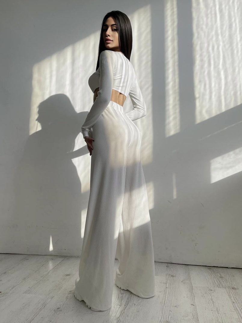 Комплект в весенних расцветках: топ с чашечками + штаны трубы Комплект в весенних расцветках: топ с чашечками + штаны трубы | PUSHKA SHOP