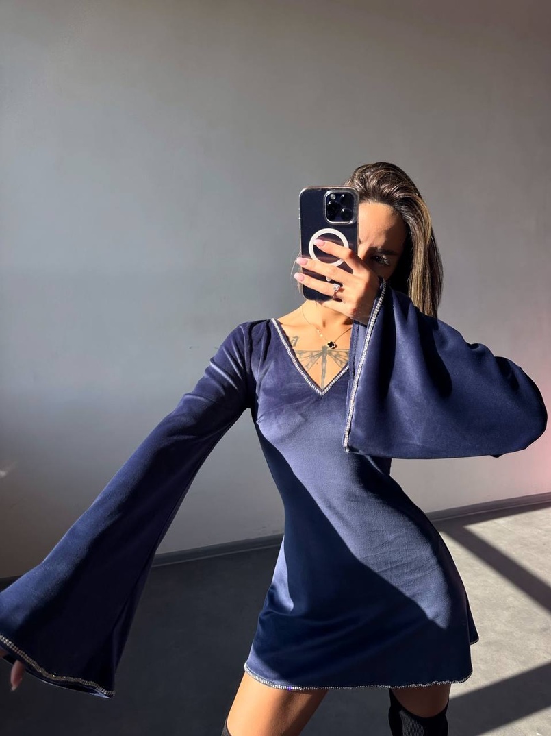 Оксамитова сукня,  декорована стразами з розкльошоними рукавами  Оксамитова сукня,  декорована стразами з розкльошоними рукавами  | PUSHKA SHOP