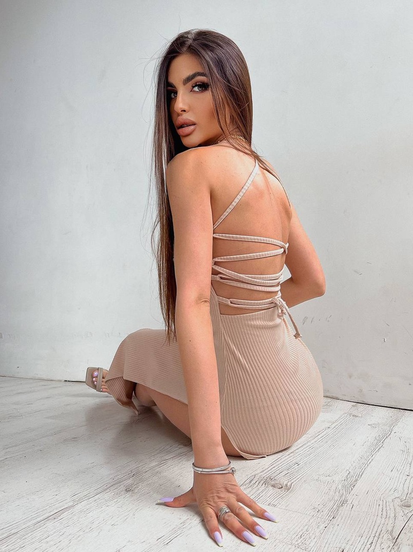 Трикотажное платье со шнуровкой на спинке и вырезом на ножке  Трикотажное платье со шнуровкой на спинке и вырезом на ножке  | PUSHKA SHOP