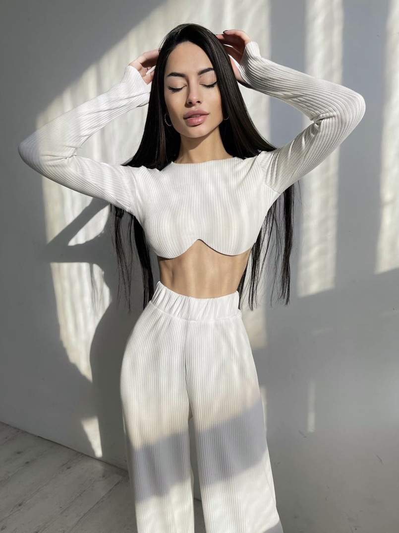 Комплект в весенних расцветках: топ с чашечками + штаны трубы Комплект в весенних расцветках: топ с чашечками + штаны трубы | PUSHKA SHOP