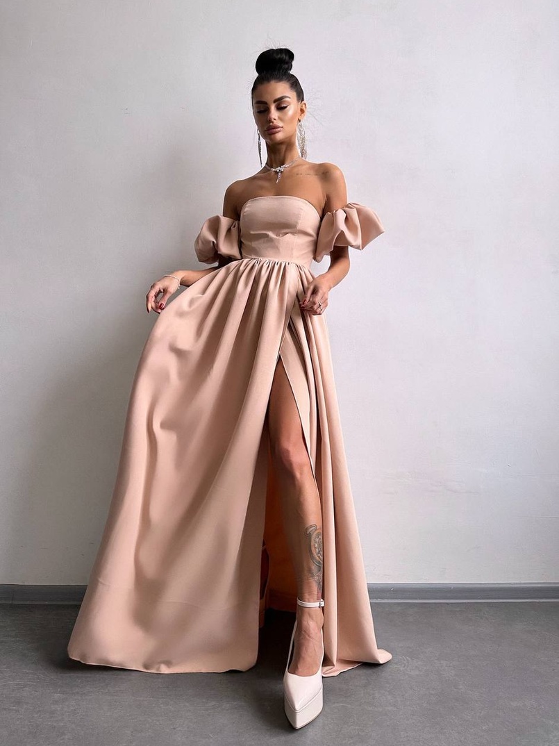 Сукня максі  з розрізом на спідниці та об’ємними рукавами  Сукня максі  з розрізом на спідниці та об’ємними рукавами  | PUSHKA SHOP