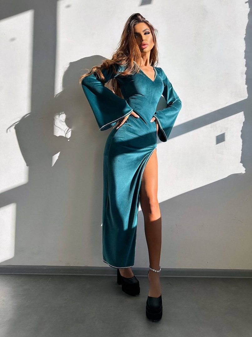 Оксамитова сукня міді з розкльошеними рукавами декорована стразами  Оксамитова сукня міді з розкльошеними рукавами декорована стразами  | PUSHKA SHOP