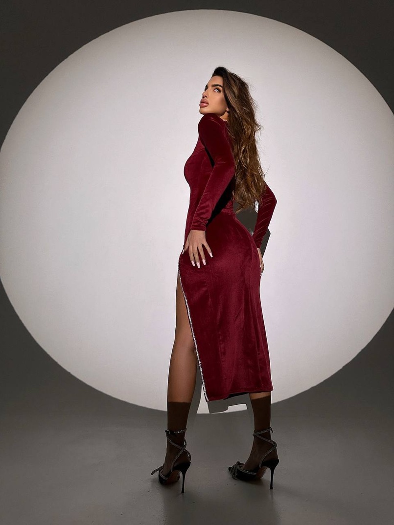 Оксамитова сукня міді з підплічниками, декорована стразами Оксамитова сукня міді з підплічниками, декорована стразами | PUSHKA SHOP